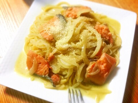 簡単ランチ☆牛乳で作る塩鮭と玉ねぎのクリームパスタ